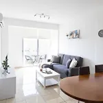 Cozy With Sea View Apartment Larnaca