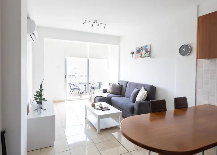 Cozy With Sea View Апартаменти Ларнака